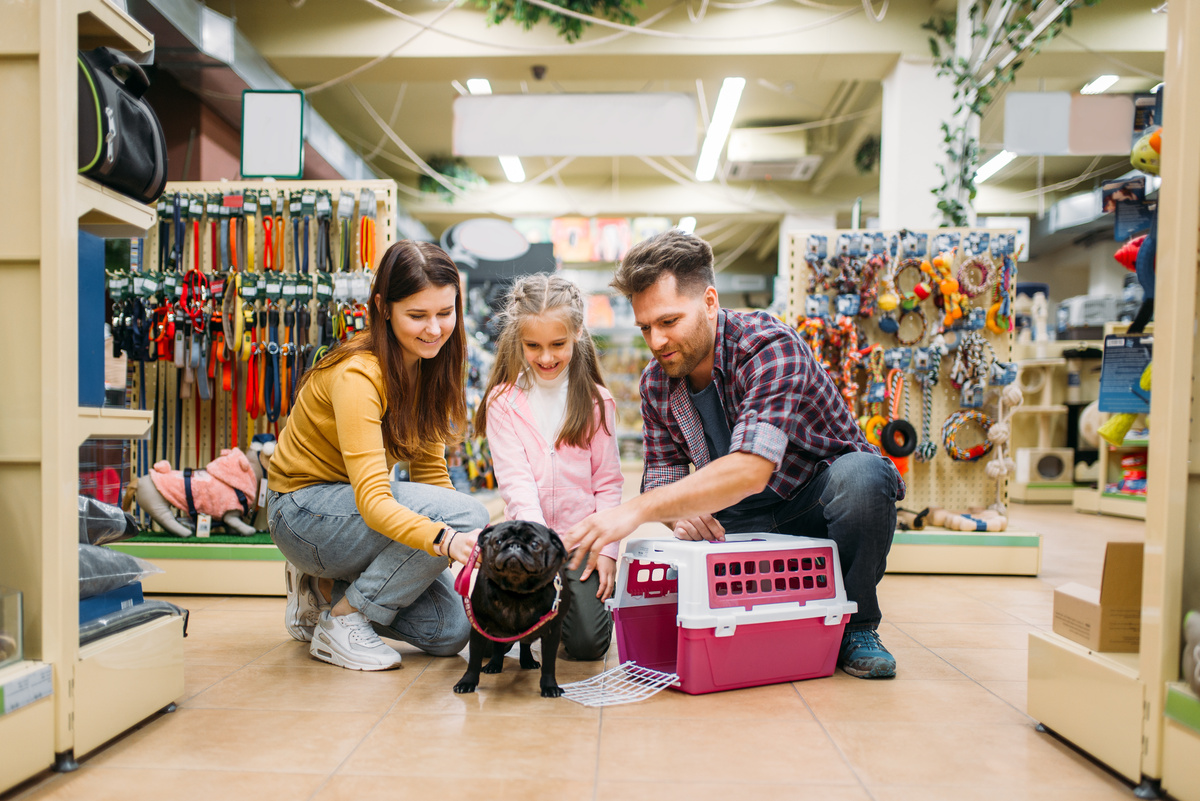 Família e cachorro em Pet Shop