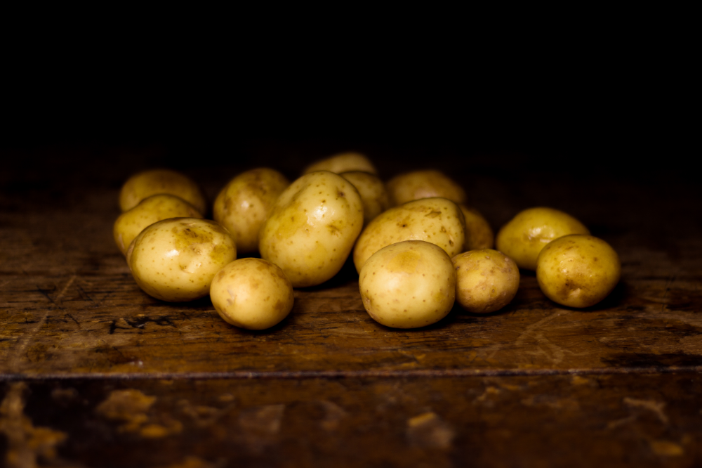 Muitas batatas na mesa