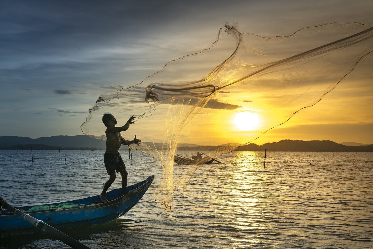 Pescador com rede de pesca