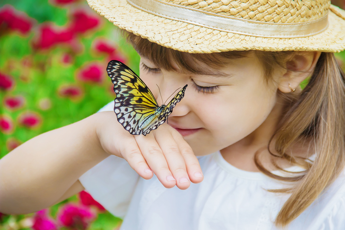 Маленькая девочка с бабочкой