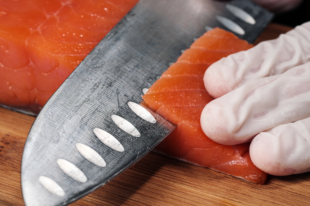 Homem preparando salmão